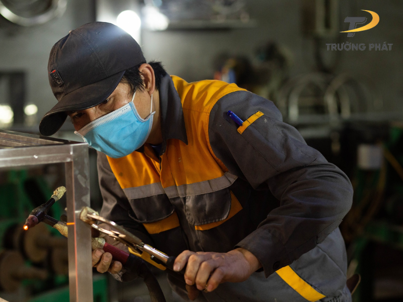 cua-dai-sanh-khung-inox-sang-chanh-ds02